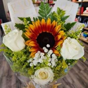 Buquê três rosa brancas e uma girassol