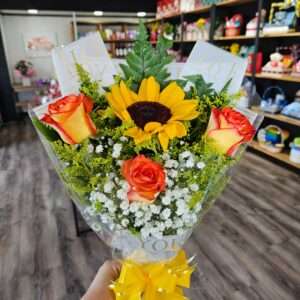 Buquê três rosa laranjadas e uma girassol