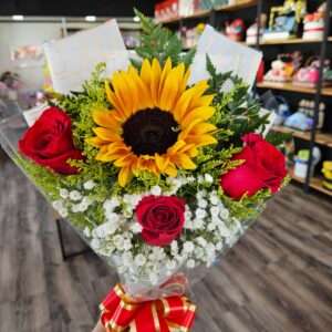 Buquê três rosa vermelhas e uma girassol