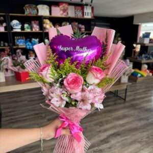 Buquê 3 rosas e balão rosa