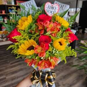 buquê rosas e girassol